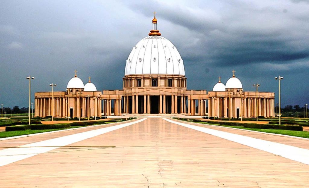 Discover The Beautiful City Of Yamoussoukro Discover Ivorycoast   Basilique Notre Dame De La Paix De Yamoussoukro 2 1024x624 